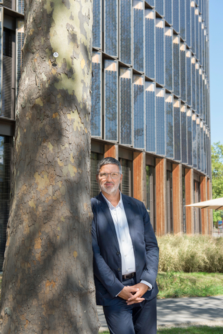 Jascha Klusen, Architekt bei ingenhoven, vor der Solar-Fassade des Freiburger Rathauses.