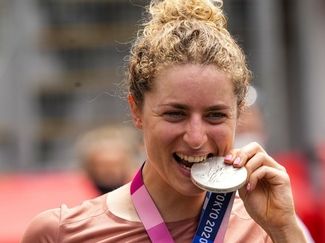 Marlen Reusser beisst in ihre Silbermedaille