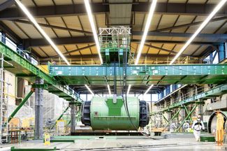 Pendant 14 heures, le stator du générateur traverse la salle des machines le long de l’échafaudage de levage pour charges lourdes.