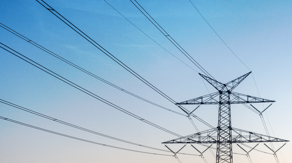 Einzelner Strommasten des Übertragungsnetzes