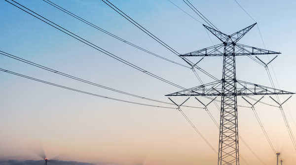 Einzelner Strommasten des Übertragungsnetzes