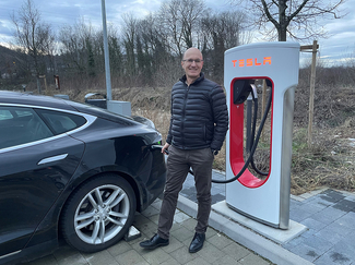 Peter Arnet recharge sa Tesla.