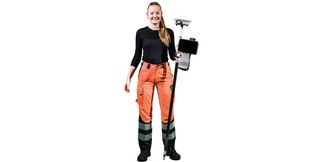 Geomatikerin mit Messgerät