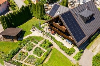 Vue d’une maison individuelle avec une installation solaire sur la toiture