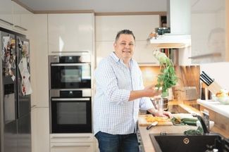 Für Michael Grössl, Niederlassungsleiter Wien der IKK Engineering GmbH, ist eine grosse Küche wichtig. «Hier kann ich für meine Lieben kochen. Am liebsten zusammen mit ihnen», sagt er.