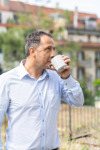 Nuno Seitan trinkt Kaffee