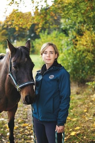Andrea Mai, BKW Customer-Experience-Managerin, kann am besten auf dem Rücken ihres Freiberger Wallachs Lenny abschalten.
