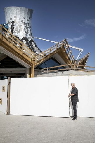 Stolzer Zooleiter: Franco Knie am Eingang zur Baustelle des Kinderzoos. Photo Sophie Stieger.