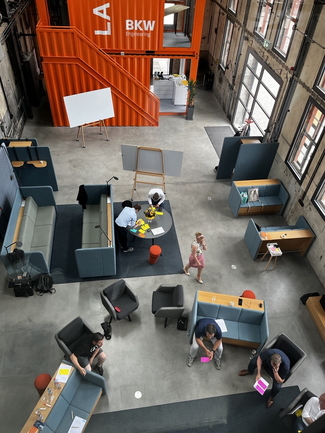 Vue aérienne d'une salle d'atelier avec des personnes