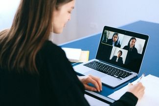 Personne en conférence téléphonique avec plusieurs personnes.