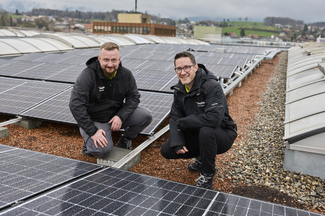 Le chef de chantier Viktor Wagner (à gauche) & le chef de projet Jonas Zumsteg (à droite) examinent la sous-construction sur le toit plat.