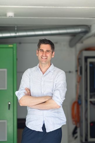 Mathias Fernandez steht lachend im Labor von S + F Solutions AG