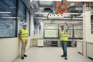 Felix Burger et Stefan Luggen pendant la visite d’un laboratoire.