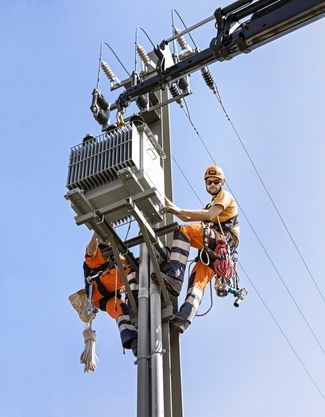 Elettricista di rete su un palo della luce