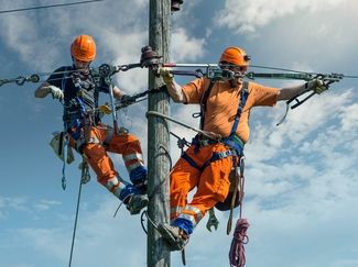 Netzleitungsmonteure bei der Arbeit