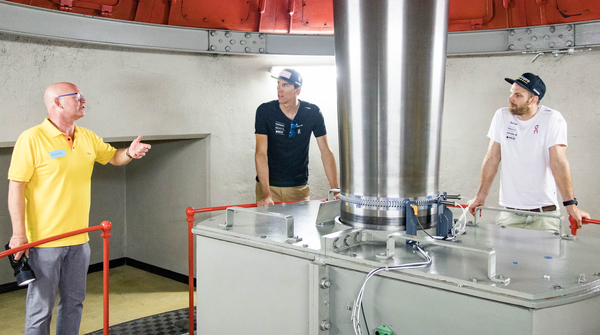 La turbine ne tourne pas encore: Ramon Zenhäusern (au milieu) et Alex Fiva (à droite) écoutent le guide, Patrick Zemp