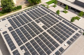 Complexe commercial avec installation solaire sur la toiture