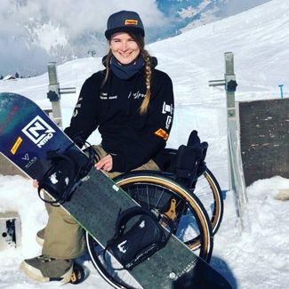 Snowboarder en fauteuil roulant