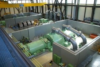 Avant: la salle des machines entièrement équipée de turbines et d’alternateurs.