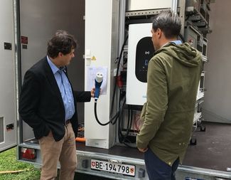 Dominik Müller et Martin Kauert avec l'infrastructure de recharge