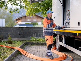 Ein Arbeiter an einem Notstromaggregat