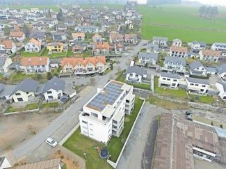 lorsque du courant peut être produit sur place, comme ici dans l’immeuble d’habitation d’Hubert Schibli, à Alterswil, cela valorise la propriété. (Elektrobedarf Troller AG)