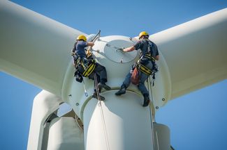 Techniker auf Windturbine