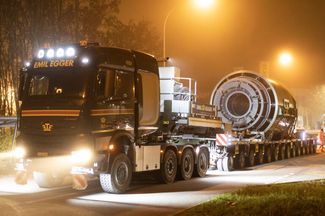 Auf einem Schwerlasttransporter mit 18 Achsen und 124 Rädern rollt der Generator-Stator davon.