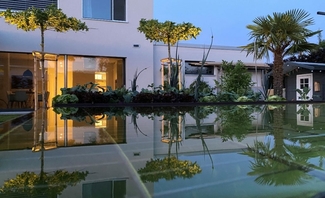 Haus mit Teich