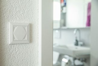 L’interrupteur Loxone-Touch indépendant contrôle le climat intérieur du logement.