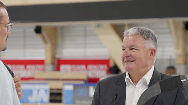Dr. Roland Küpfer gibt Interview im Eisstadion 