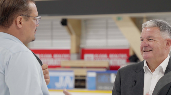 Dr. Roland Küpfer gibt Interview im Eisstadion 