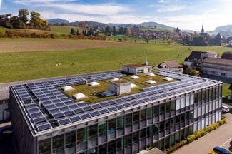 Das Potenzial für weitere Solaranlagen auf Schweizer Dächern und an Fassaden ist gross.