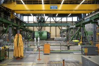 La grue dans la salle des machines est conçue pour supporter 80 tonnes et ne peut donc pas soulever les stators de 144 tonnes. © Keystone / Peter Klaunzer