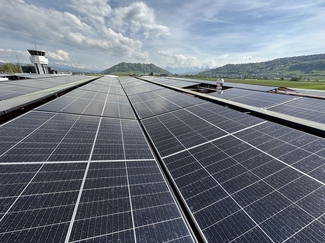 Auf dem Bild sind man eine der beiden neuen Photovoltaikanlagen auf dem Dach des Flughafenterminals Bern.