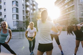 Fünf Frauen beim Sport