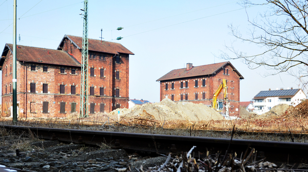 Schienen vom Bahnhof Plattling, im Hintergrund mehreren Backsteingebäude