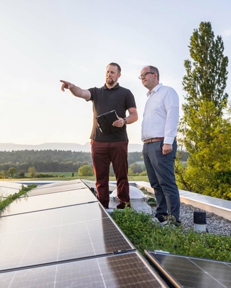 zwei Männer auf einem Solar-Dach