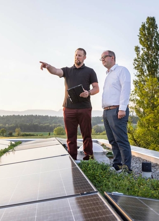 Deux hommes sur le toit avec une installation photovoltaïque