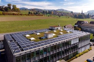 Bâtiment avec système photovoltaïque