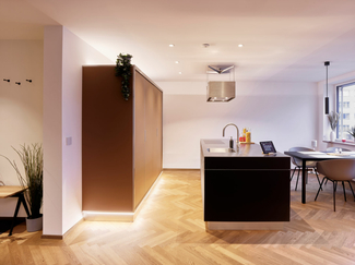 Moderne Wohnküche mit integriertem Beleuchtungskonzept