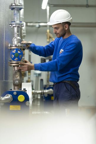 Herzstück ist eine moderne Warmwasseraufbereitungsanlage im Keller.