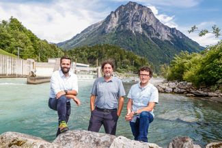 Steffen Schweizer (Mitte) von den Kraftwerken Oberhasli in Innertkirchen BE zeigt das fischfreundliche Abflussbecken. Die BKW-Spezialisten Carl Robert Kriewitz (l.) und Alexander Andreaus spielen bei solchen Sanierungen eine wichtige Rolle.