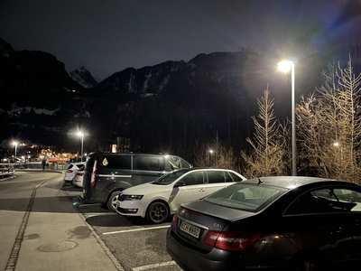 Typische netzgebundene Parkplatzbeleuchtung