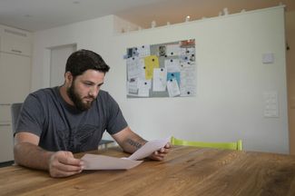 Michael Zamboni étudie sa première facture d’électricité.