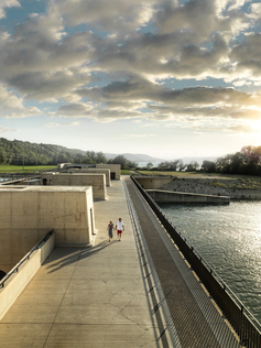 Wasserkraftwerk in Hagneck mit sonnigen, warmen Wetter