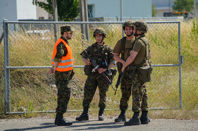 Un aumônier militaire en action: Adrian Megert (à gauche) discute avec des recrues.