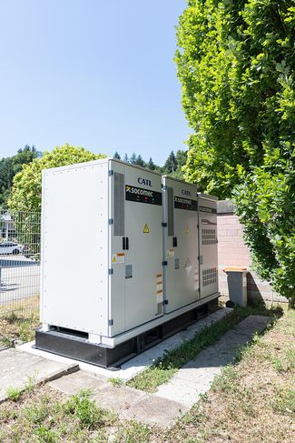 Die Batterie von S + F Solutions AG steht auf dem Firmengelände im Grünen.