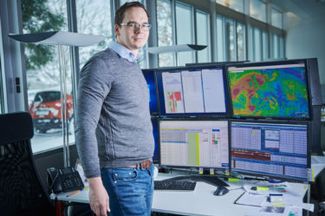 Julian Göhler vor den Schirmen der Händler der WET AG in Lausanne.