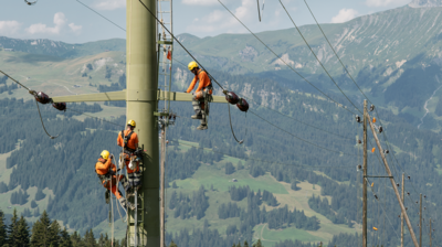Arbeiter auf Strommast